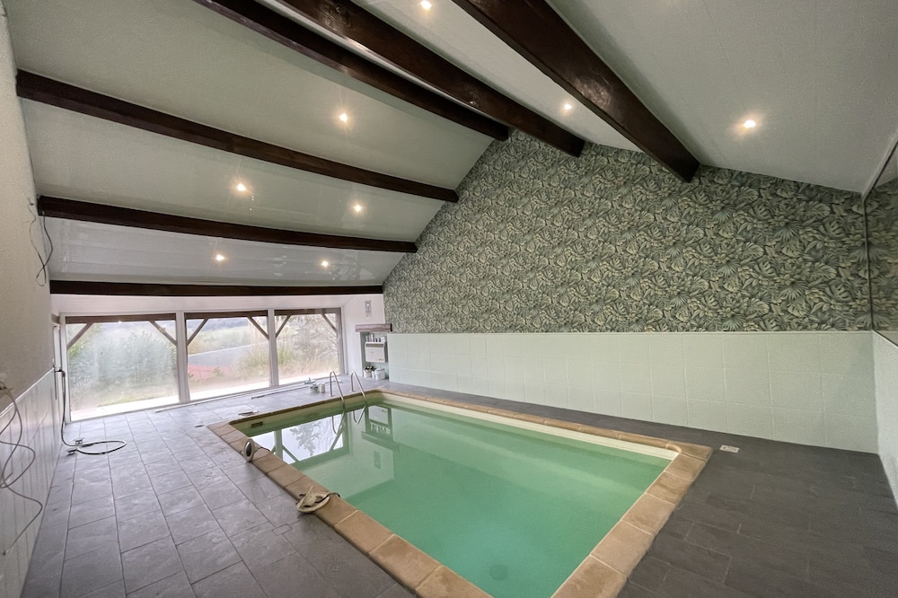 House sleeps 21, heated indoor pool, 1 hour from Paris