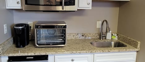Refrigerador, microondas, horno y cafetera y tetera