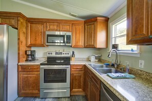 Kjøleskap, mikrobølgeovn, ovn og kokeplater