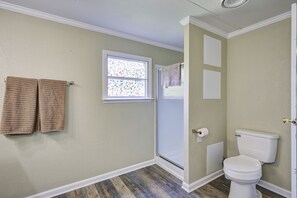Combined shower/tub, hair dryer, towels, soap - Riverfront Cattle Farm Home in the Mountains (Mendota)