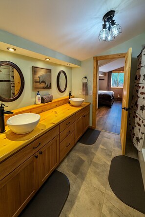 2 habitaciones, tabla de planchar con plancha y wifi gratis 