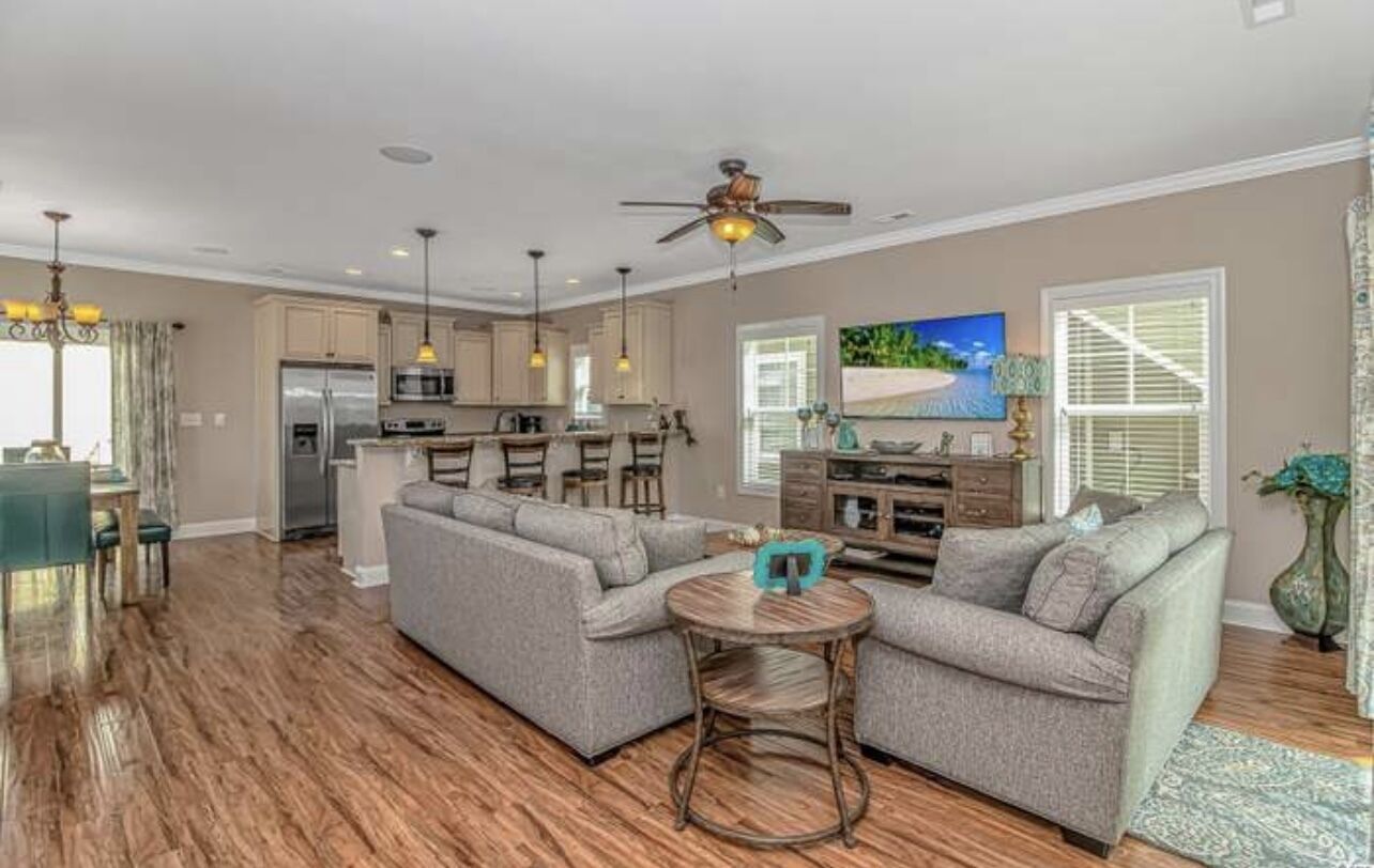 Steps to dining, shopping, beach, and Garden City Pier