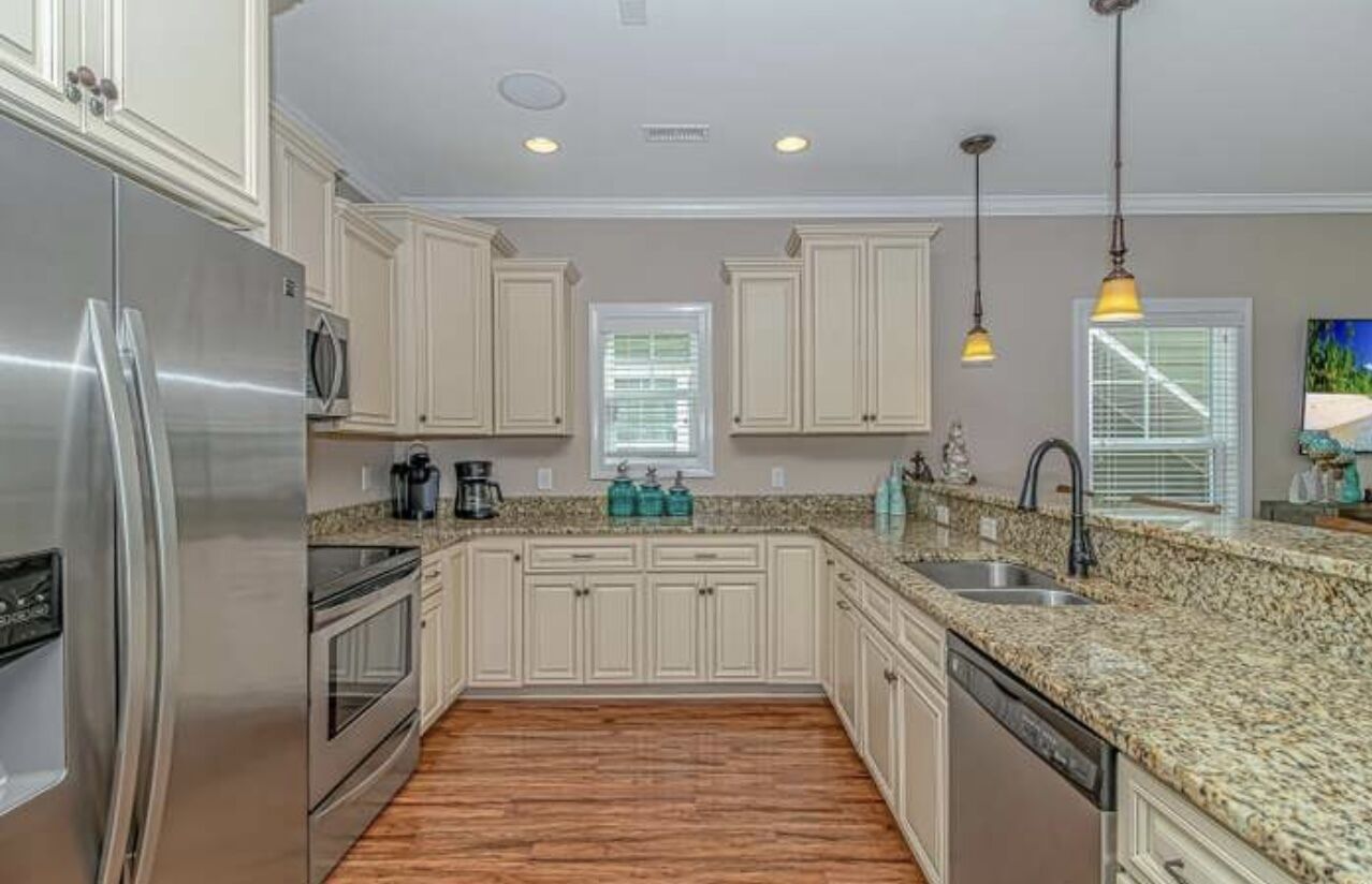 Steps to dining, shopping, beach, and Garden City Pier