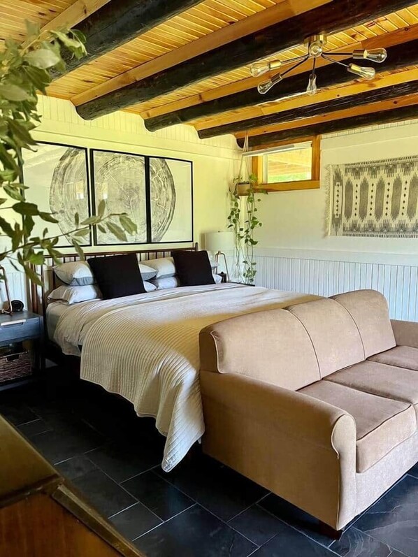 2 bedrooms, iron/ironing board, free WiFi, bed sheets