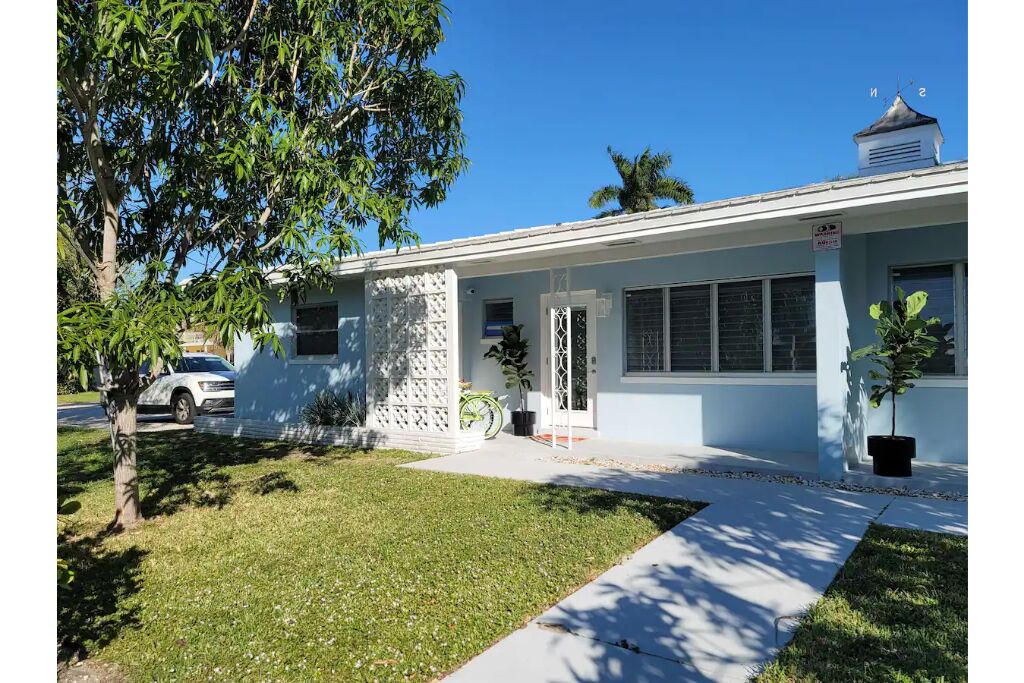Singer Island 2 bedroom w/ free parking- no stairs (North unit)