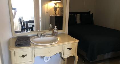 Tiny casita in beautiful Uvalde, 20 minutes from Frio River