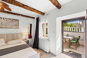 5 bedrooms, iron/ironing board, free WiFi, bed sheets