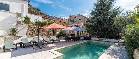 Lämmitetty uima-allas