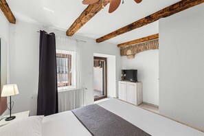 5 bedrooms, iron/ironing board, free WiFi, bed sheets