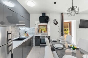 Kylskåp, mikrovågsugn, ugn och spishäll