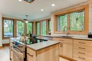 Fridge, microwave, oven, stovetop - Luxury 4BD/3BA Custom Home-12 Acres - Sauna, Jet Tub, Theater, 3 Gas Fireplaces (Scandia)