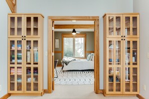 4 bedrooms, desk, iron/ironing board, travel crib