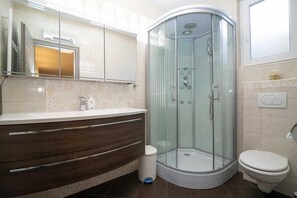 Bathtub, hair dryer, towels