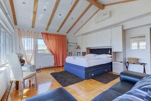 5 bedrooms, iron/ironing board, free WiFi, bed sheets