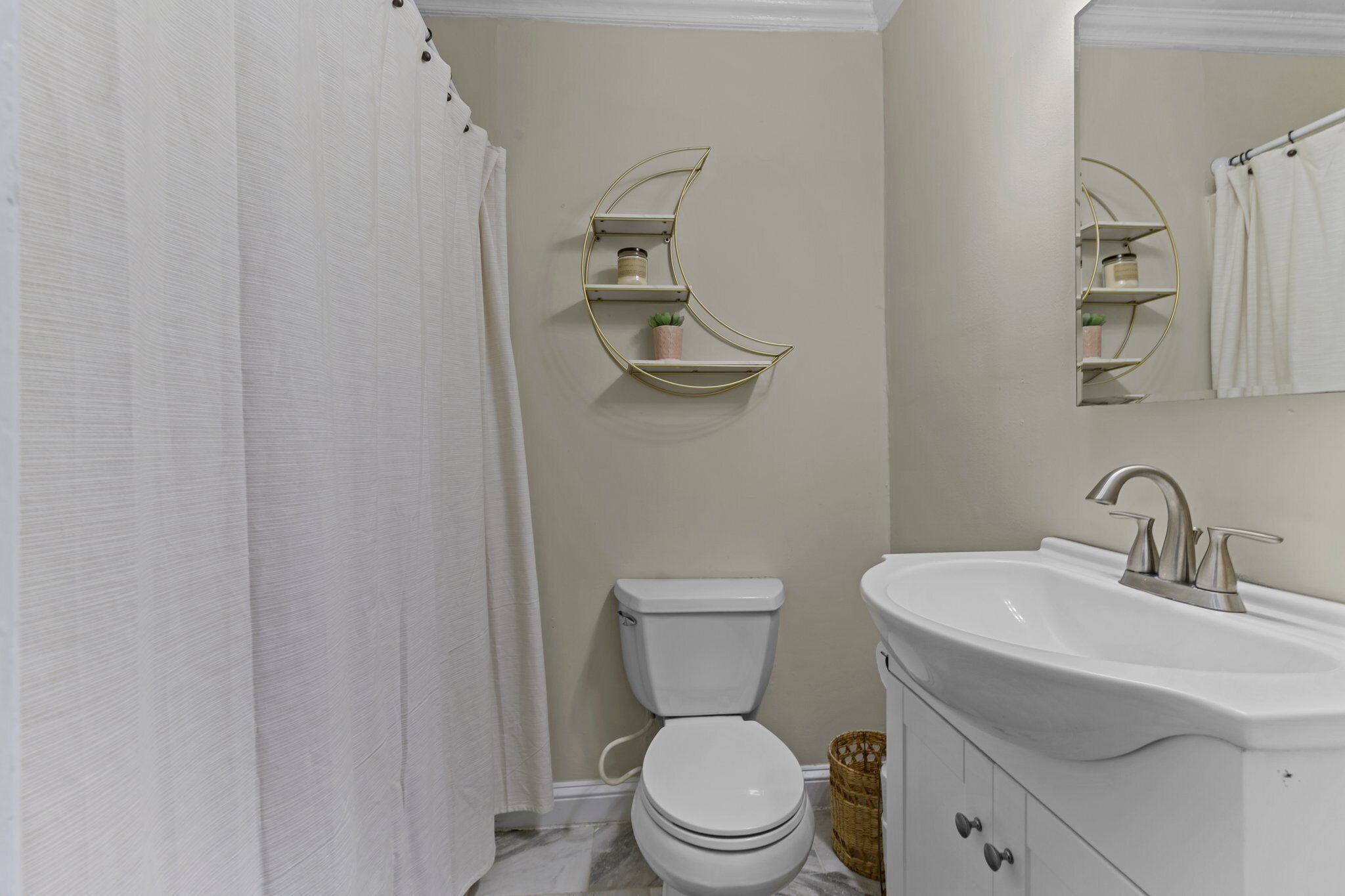 Updated 4BR Downtown South District w Skyline View