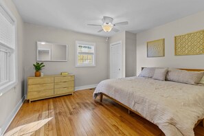 4 bedrooms, iron/ironing board, WiFi, bed sheets - Updated 4BR Downtown South District w Skyline View (Raleigh)
