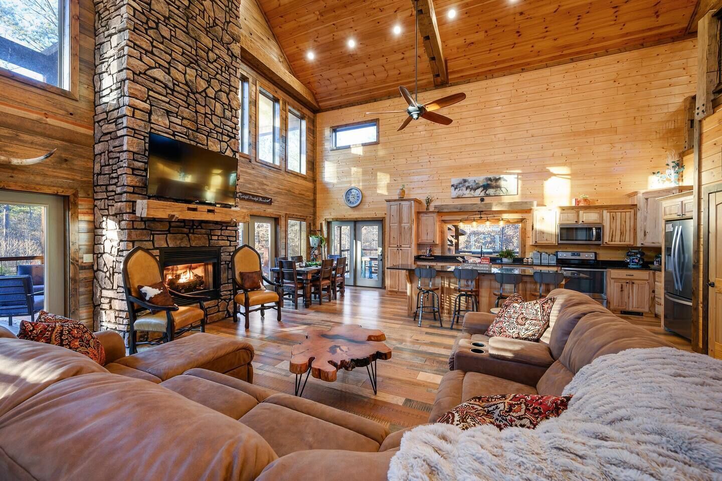 TV connectée, cheminée, jeux vidéo, livres