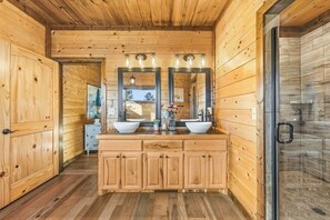 Badewanne, Handtücher, Seife, Toilettenpapier