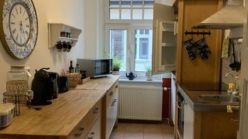 Wasserkocher mit Kaffee-/Teezubehör, Kühlschrank, Mikrowelle, Ofen