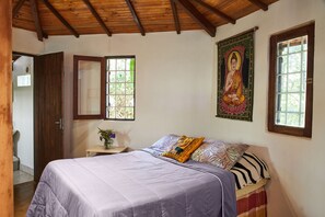 Classic Chalet, Private Bathroom (Jatobá) | 1 bedroom, individually decorated, individually furnished, desk - Chale Ipe Jatoba (Alto Paraíso de Goiás)