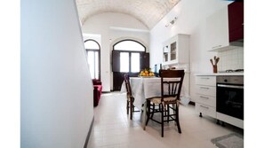 Frigorifero, forno, piano cottura, pentole/stoviglie/utensili