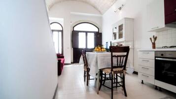 Frigorifero, forno, piano cottura, pentole/stoviglie/utensili