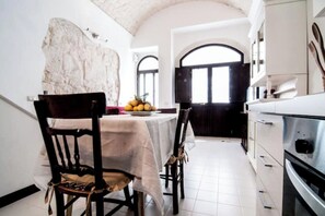 Refrigerador, horno, parrilla de estufa y utensilios de cocina 