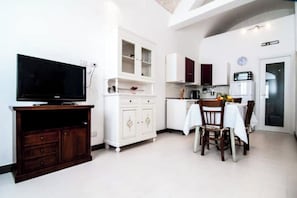 Frigorifero, forno, piano cottura, pentole/stoviglie/utensili