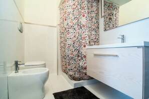 Ducha, secador de pelo, bidet, toallas