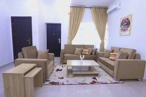 Smart TV - Beautifully furnished 2-Bedroom serviced apartmetnt in Lekki Lagos (Lekki)