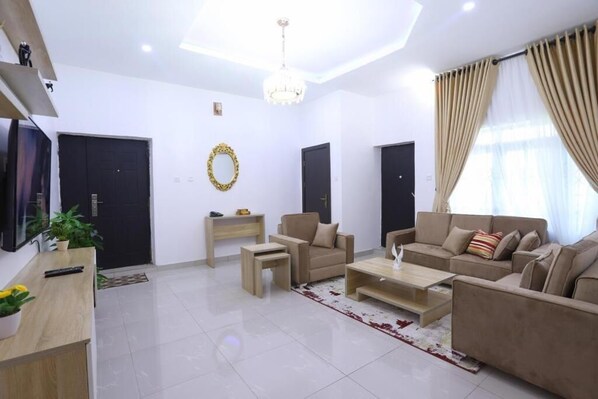 Smart TV - Beautifully furnished 2-Bedroom serviced apartmetnt in Lekki Lagos (Lekki)