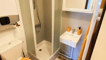 Douche, sèche-cheveux, serviettes fournies, savon