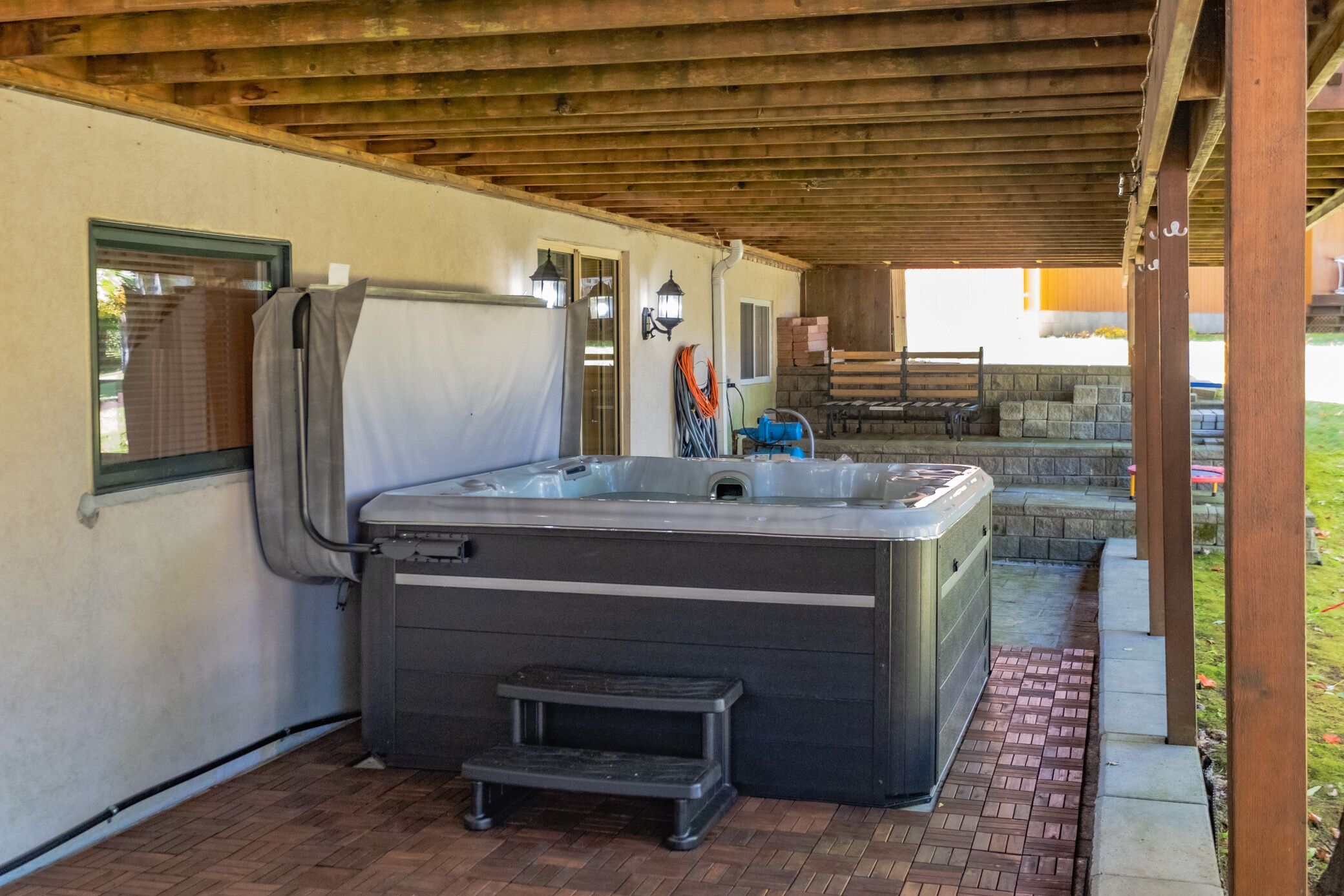 Riverfront All-Year-Round Cottage with the hot tub & pool