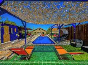 Una piscina al aire libre