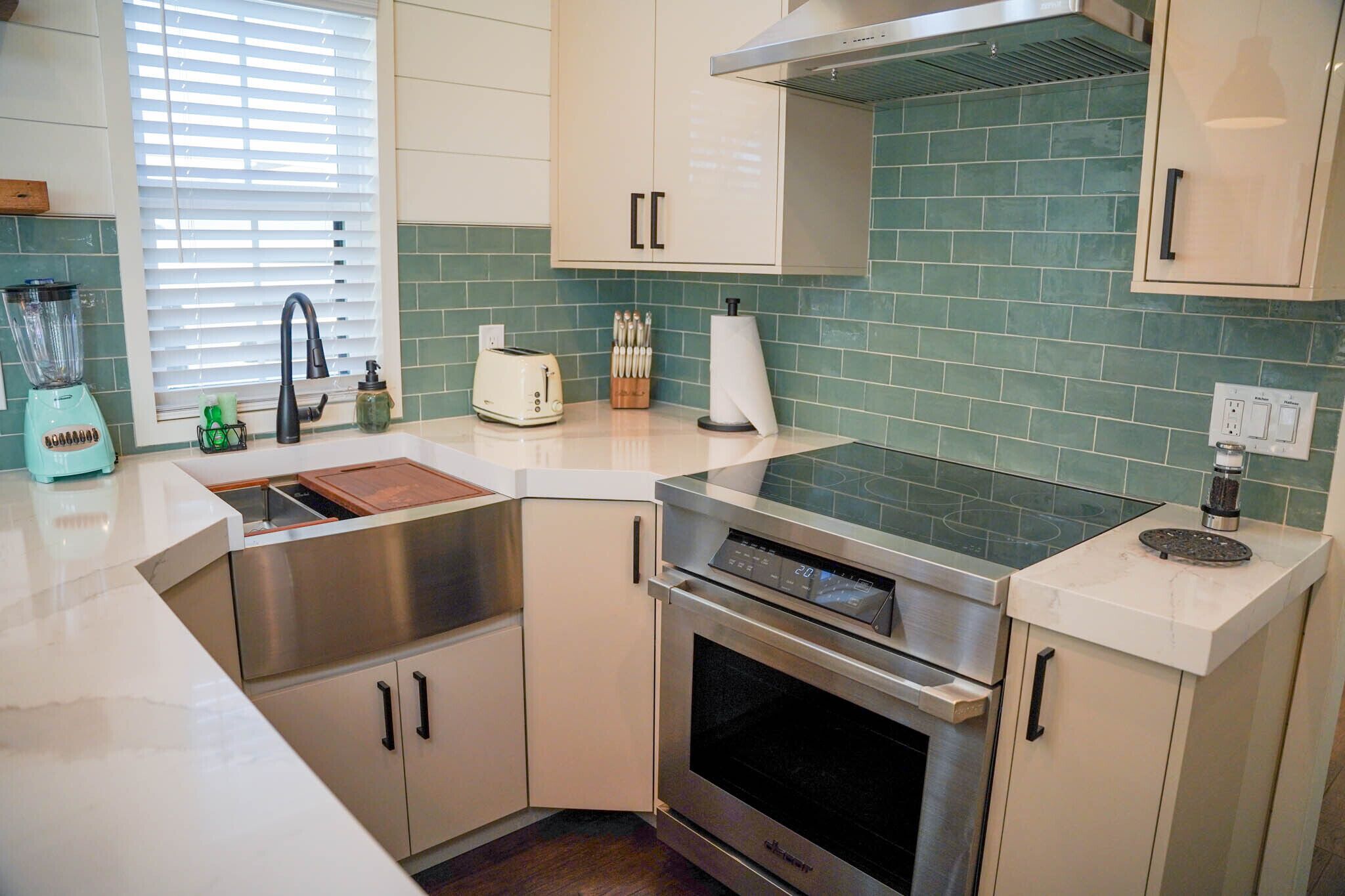 35 minutes from both Gainesville and Ocala, 20 minutes from HITS