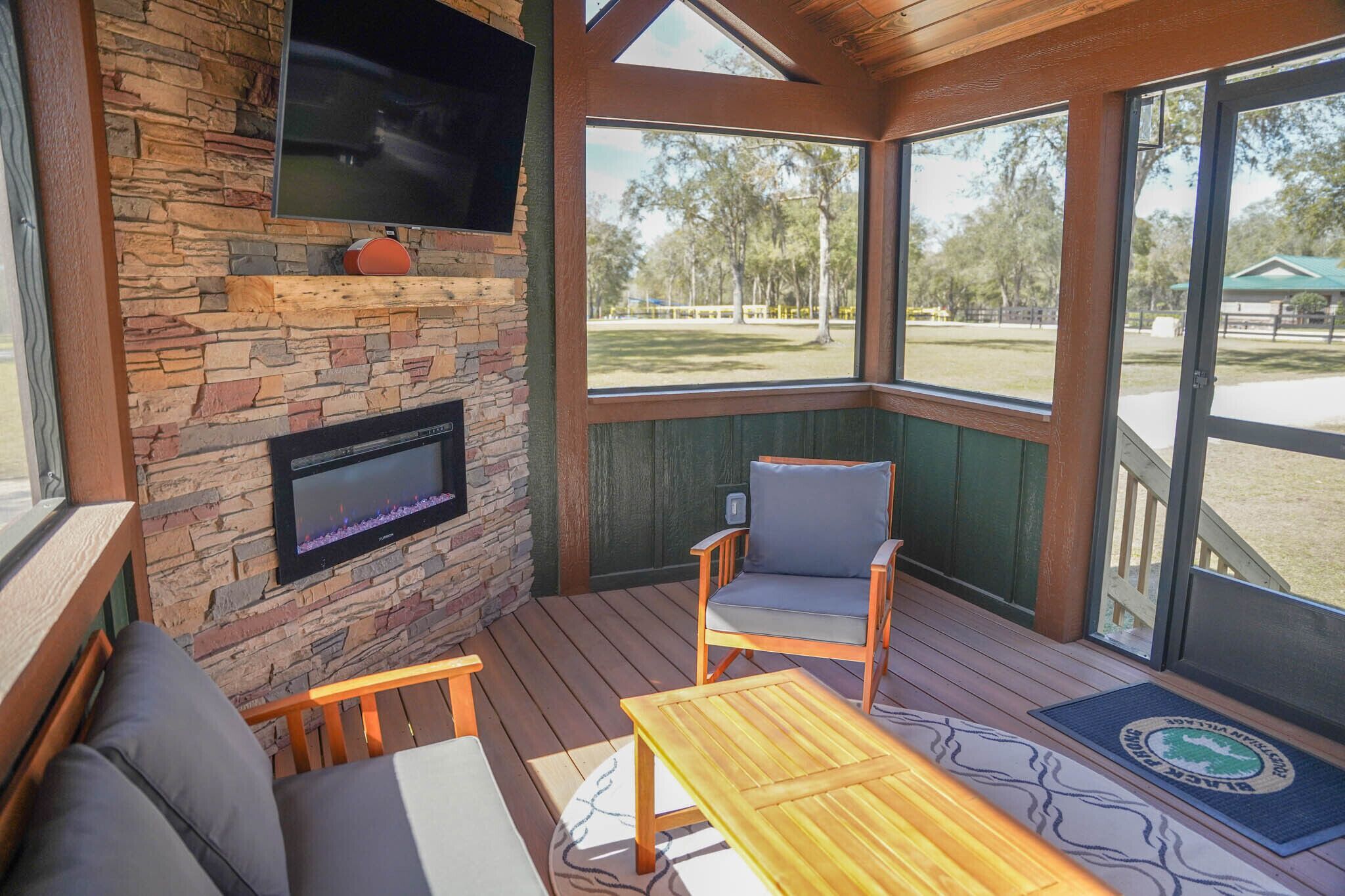 35 minutes from both Gainesville and Ocala, 20 minutes from HITS