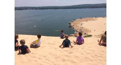 New Listing! Sleeps 15+. Spacious Cottage close to Silver Lake