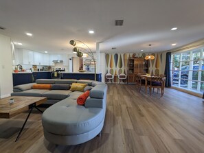 TV connectée, cheminée, jeux vidéo, baby-foot