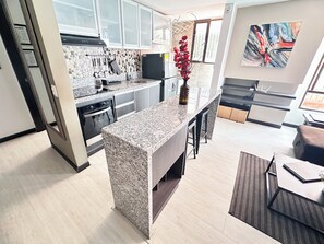 Microwave, coffee/tea maker, cookware/dishes/utensils - Parque El Virrey - Quiet, comfortable and ideal location (Bogotá)