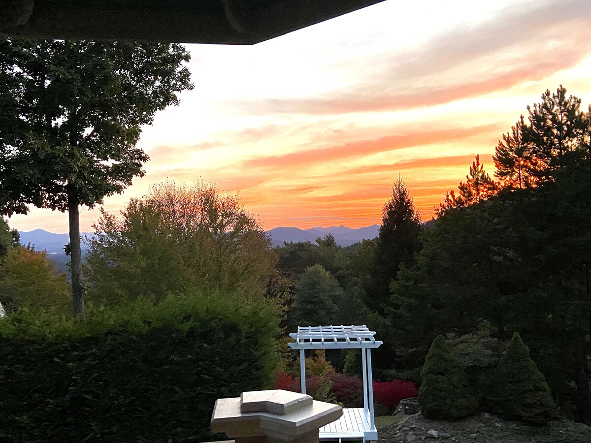 Private apt. in large home with Gorgeous Mountain Views!