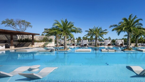 A large swimming pool with lounge chairs and palm trees. - Breathtaking Views, Private Pool/Spa adjacent to One&Only Palmilla!! (San José del Cabo)