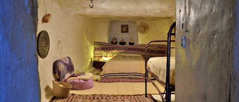 1 chambre, fer et planche à repasser, draps fournis