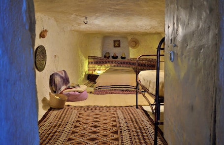 1 bedroom, iron/ironing board, bed sheets. Le Gîte de Ghomrassen