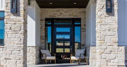 Manila Lot 7 · King bed, high end, new home, hot tub, steam room