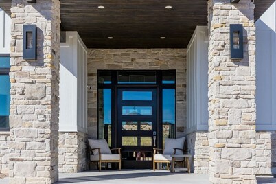 Manila Lot 7 · King bed, high end, new home, hot tub, steam room