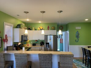 Frigorifero, microonde, forno, piano cottura