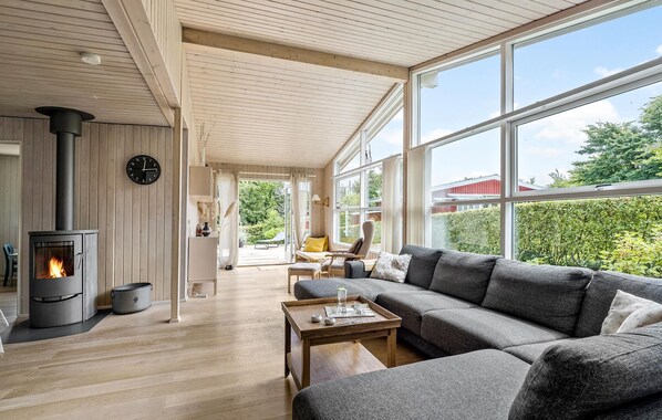 Smart-tv och eldstad
