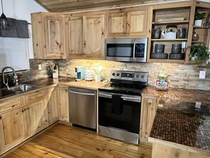 Fridge, microwave, oven, stovetop - Cozy waterfront cabin w/ gorgeous views, privacy, toys, and ample room to play (Quinlin)