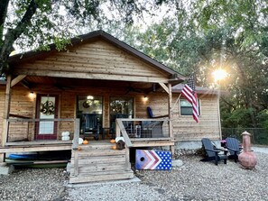 Terrace/patio - Cozy waterfront cabin w/ gorgeous views, privacy, toys, and ample room to play (Quinlin)