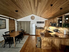 Fridge, microwave, oven, stovetop - Cozy waterfront cabin w/ gorgeous views, privacy, toys, and ample room to play (Quinlin)